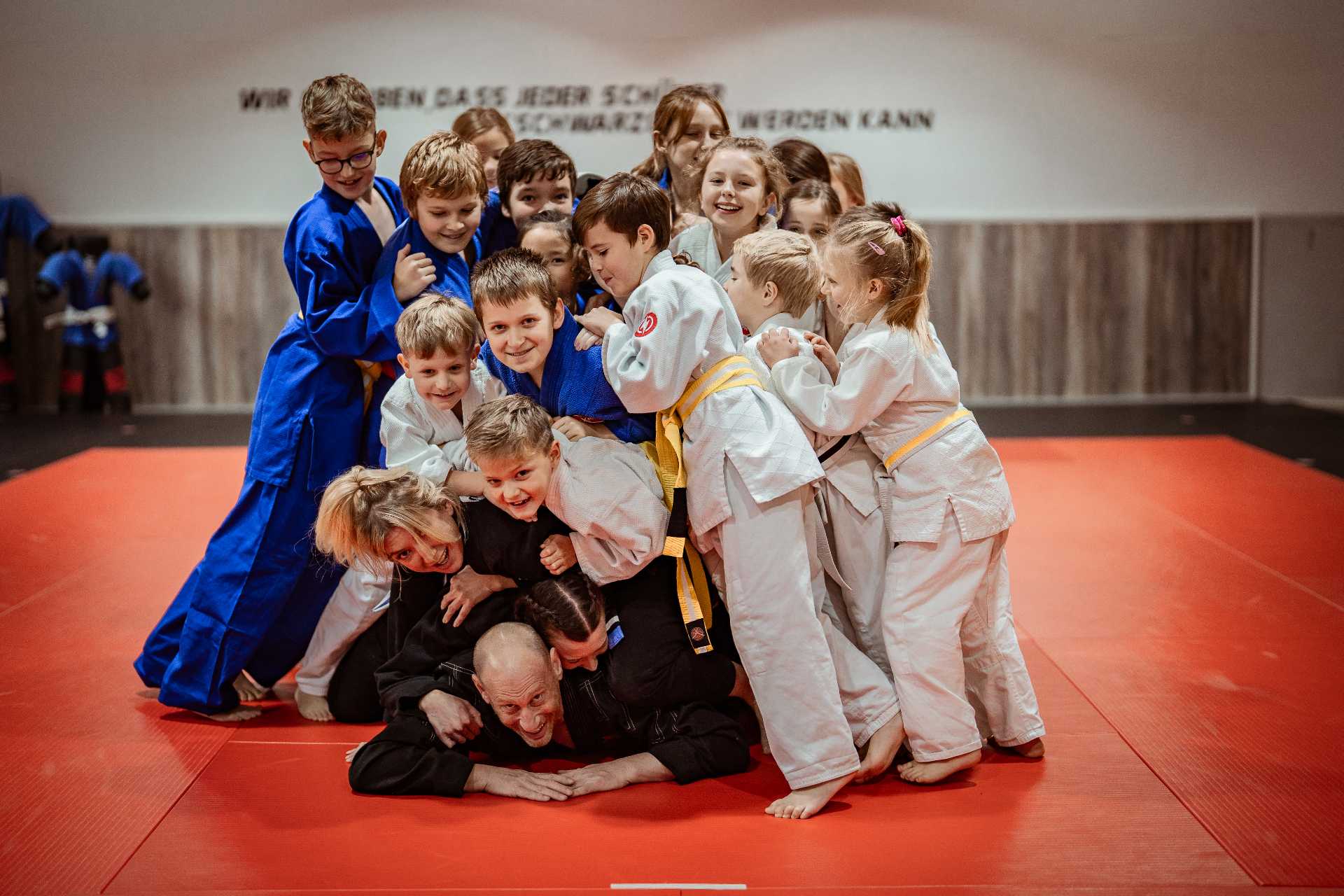 Kindergruppe mit Trainer im SAO-DOJO Geldern